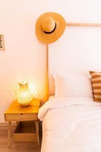 un cappello seduto su un tavolo accanto a un letto di Brown Bear Apt. BOHO Style Bedroom w/ City View & free Parking a Braşov