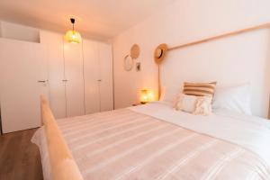 una camera con un grande letto bianco di Brown Bear Apt. BOHO Style Bedroom w/ City View & free Parking a Braşov