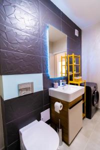 Ванная комната в Brown Bear Apt. BOHO Style Bedroom w/ City View & free Parking