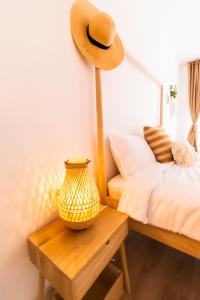 Letto o letti in una camera di Brown Bear Apt. BOHO Style Bedroom w/ City View & free Parking