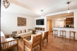 sala de estar con sofá y mesa en Acogedora casa rural próxima a Pamplona, en Uterga