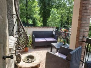 A seating area at B&B La Corte Dei Samidagi