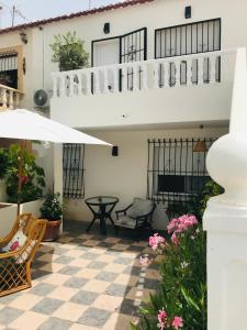 a patio of a house with a table and chairs at Apartamento Torrevieja in Torrevieja