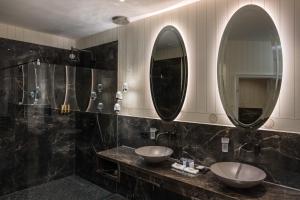 
A bathroom at Parkhotel Adler

