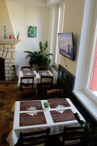une salle à manger avec deux tables et une cheminée dans l'établissement Hotel Toppin, à Cavaillon