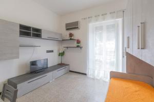 TV a/nebo společenská místnost v ubytování Appartamento Tamma 1 - HelloElba