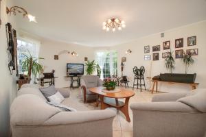a living room with two couches and a table at Piastowy Dwór in Jastrzębia Góra