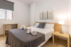 A bed or beds in a room at FUN BUILDING APARTMENTS by HOMEABOUT