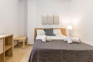 A bed or beds in a room at FUN BUILDING APARTMENTS by HOMEABOUT