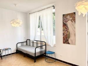 ルブニエビツェにあるApartamenty w centrum Lubniewicのベッドルーム1室(ベッド1台付)が備わります。壁には絵画が飾られています。