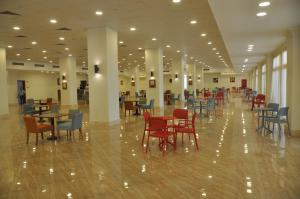 Tolip El Fairouz Hotel tesisinde bir restoran veya yemek mekanı