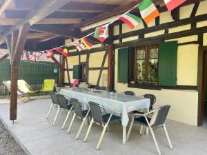 una mesa y sillas en un patio de una casa en Gîte Nicole, en Heidolsheim