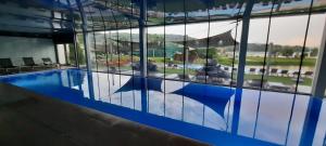Basen w obiekcie Apartament Lazurowy 53 z tarasem i SPA lub w pobliżu
