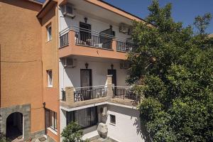 un immeuble d'appartements avec un balcon sur le côté. dans l'établissement Hotel Omirico, à Gouviá