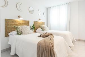 A bed or beds in a room at Apartamentos Martalia Nerja