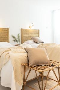 A bed or beds in a room at Apartamentos Martalia Nerja