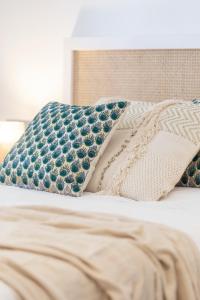 A bed or beds in a room at Apartamentos Martalia Nerja