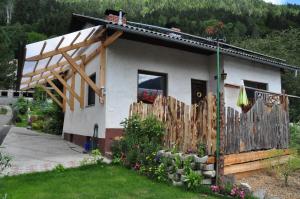 een klein huis met een houten hek in de tuin bij Ferienhaus Weiss in Lind bei Scheifling