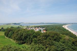 ゲーレンにあるFerienappartement mit Ostseeblickの海辺の町の空中風景