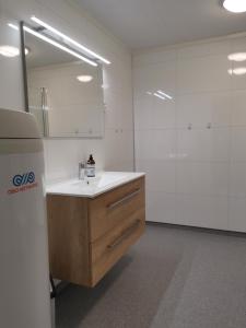 a bathroom with a sink and a mirror at Camp Sjusjøen in Mesnali