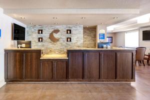 a bar in a hospital lobby with a stone wall at Comfort Inn & Suites Thousand Islands Harbour District in Gananoque