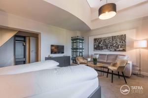 Postel nebo postele na pokoji v ubytování TATRA SUITES Boutique Suites Deforte Gallery 203