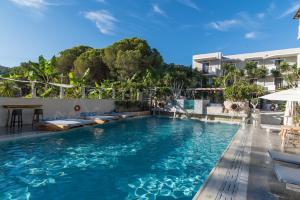 Bazén v ubytovaní Iniohos Zante Hotel & Suites alebo v jeho blízkosti