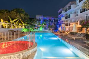 Bazén v ubytovaní Iniohos Zante Hotel & Suites alebo v jeho blízkosti