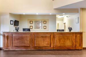 a bar in a hospital with two chairs at Comfort Inn & Suites Lenoir Hwy 321 Northern Foothills in Lenoir