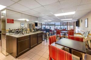 a dining room with tables and chairs and a cafeteria at Comfort Inn Alliance in Alliance