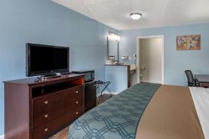 Ένα ή περισσότερα κρεβάτια σε δωμάτιο στο Econo Lodge Inn & Suites South