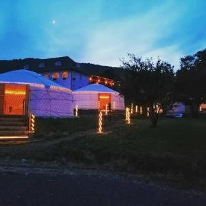 Jurta Hotel Balatongyörök في بالاتونغيوروك: قبابين مع أضواء في ميدان في الليل