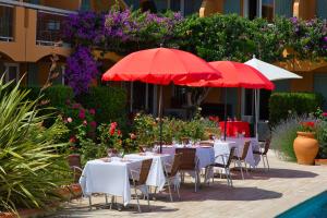 Taman di luar Best Western Le Vauban