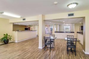 Η κουζίνα ή μικρή κουζίνα στο Suburban Studios Hotel Kingsland Near I-95