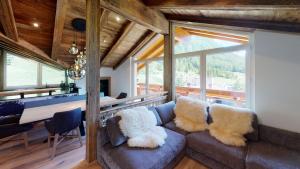 a living room with a couch and a table at A Casa Kristall in Sölden