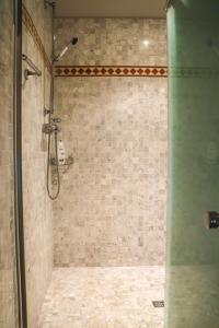 y baño con ducha y puerta de cristal. en Domaine Mielmont, en Mazy