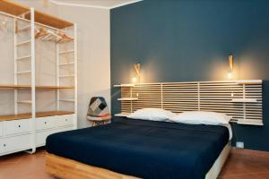 アグリジェントにあるCasa Duciの青い壁のベッドルーム1室(ベッド1台付)