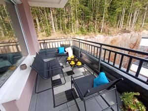 une image d'un balcon avec des chaises et une table dans l'établissement Apartman Bijela Bjelašnica, à Bjelašnica