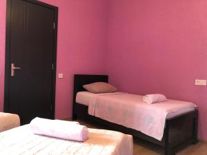 Postel nebo postele na pokoji v ubytování Doors