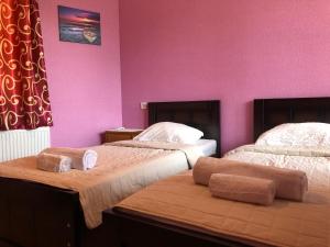 Postel nebo postele na pokoji v ubytování Doors