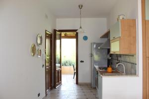 Kitchen o kitchenette sa Casa Vacanze Libeccio - Villetta con giardino e piscina condominiale