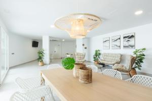 A seating area at Apartamentos Martalia Nerja