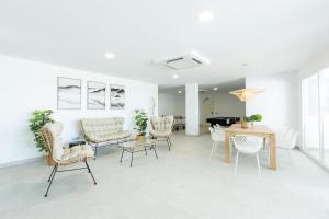 A seating area at Apartamentos Martalia Nerja