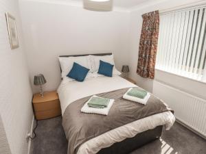 1 dormitorio con 1 cama con 2 toallas en Spring Close, en Southport