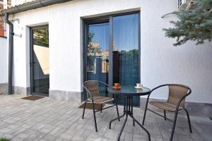 un patio con mesa y 2 sillas en The Nut Guest House en Ereván