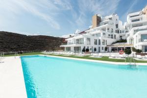 The swimming pool at or close to Apartamentos Martalia Nerja