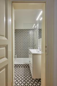 Ванна кімната в Deluxe Apartment in Lesser Town by Prague Days