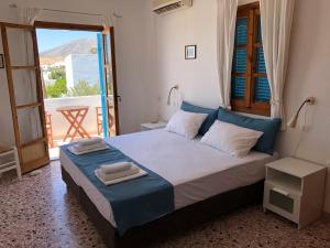 1 dormitorio con 1 cama con toallas en Meltemi Studios and Apartments, en Logaras
