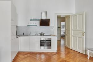 Dapur atau dapur kecil di Deluxe Apartment in Lesser Town by Prague Days