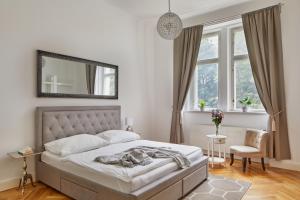 Ліжко або ліжка в номері Deluxe Apartment in Lesser Town by Prague Days